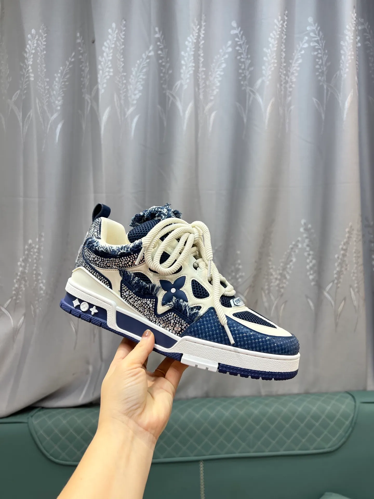 Men's men's shoes💰840 LV top version Jigglypuff new model Purchasing quality LV~Louis Vuitton LV TRAINER's best-looking sneakers, Donkey Brand strongly recommends new products, official website limited edition retro basketball sneakers! Both high-top and low-top models spent money to purchase 1:1 accurate reproductions of the originals. The details are invincible and full of sincerity. The imported custom-made original cowhide leather is the same as the original package. The details are 100% restored. The private model customizes the original one-piece TPU outsole. It is different from other brands. Without the original version, this effect cannot be achieved!                Men's and women's models 35-40 39-45 (46 is custom-made and cannot be returned or exchanged)
